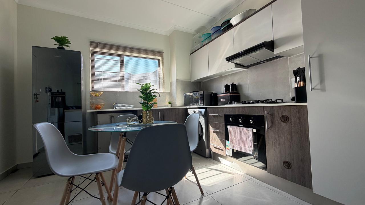 Kitchen — Fitted kitchen with gas hob, oven and dining nook