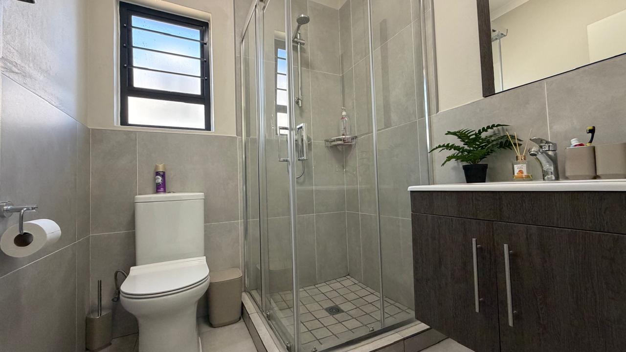 En-suite — Modern shower en-suite with vanity